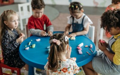 Éduquer ses enfants au Moyen Âge : les méthodes oubliées qui reviennent à la mode