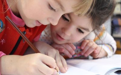 Ils inventent leur propre école dans leur salon : découverte d’un phénomène éducatif alternatif
